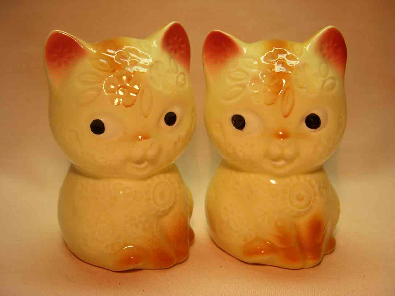 10030 Cats salt and pepper shakers