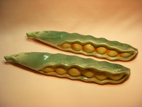 10832 Long boy vegetable series of salt and pepper shakers - peas / lima beans