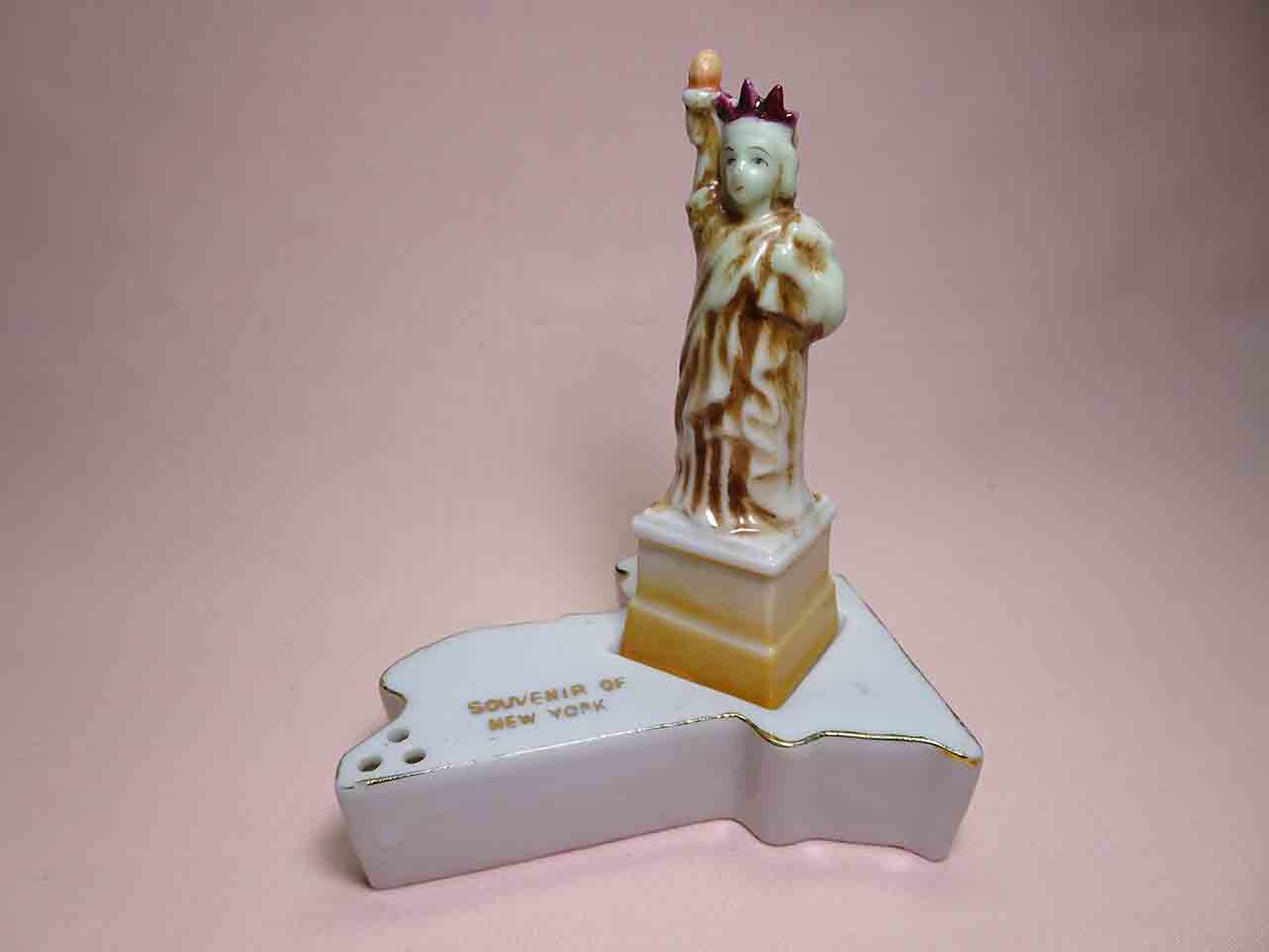 23034 New York with Statue of Liberty salt and pepper shakers