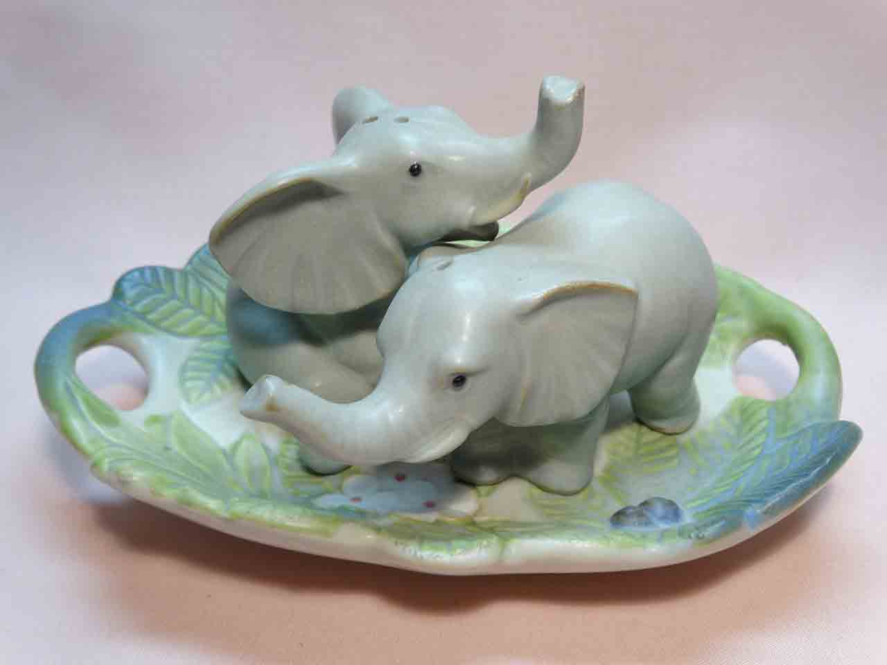 33697 Takanashi African Safari animal series of salt and pepper shakers - elephants