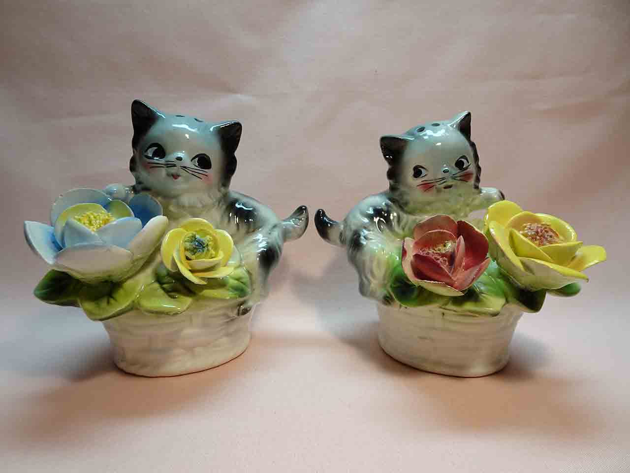 35178 Animals in flower baskets salt and pepper shakers - cats