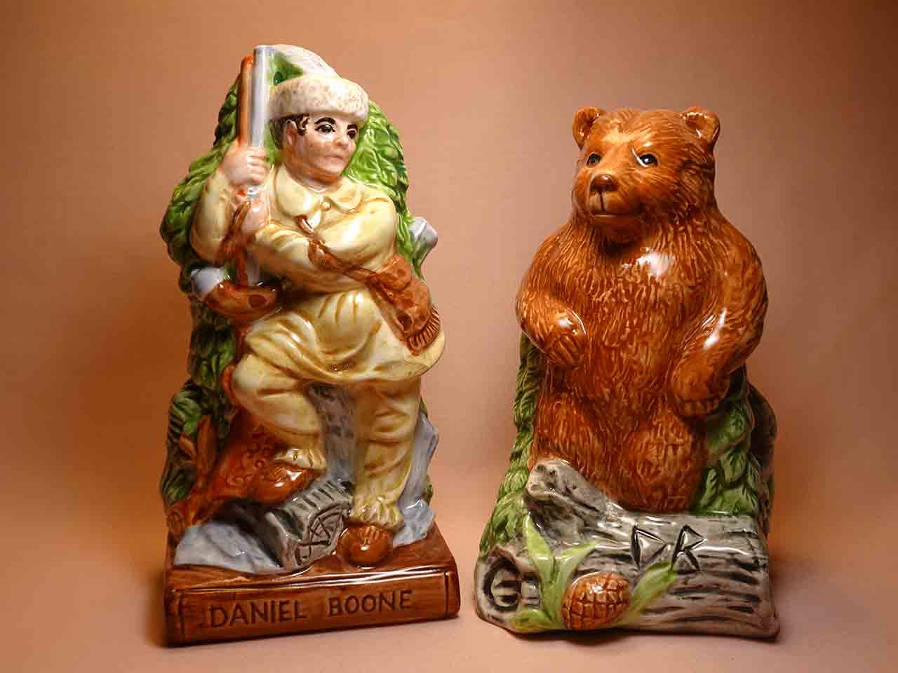 42750 American Folklore series of salt and pepper shakers - Daniel Boone
