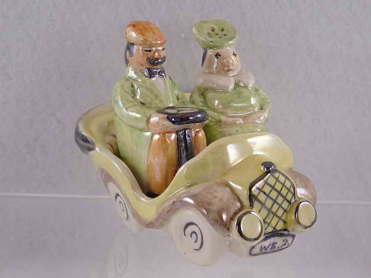 52792 Lusterware man and woman in car salt and pepper shakers