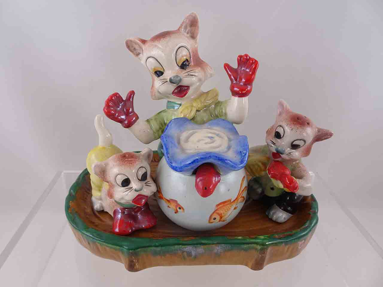 56563 Cat / kittens with red gloves condiment salt and pepper shakers