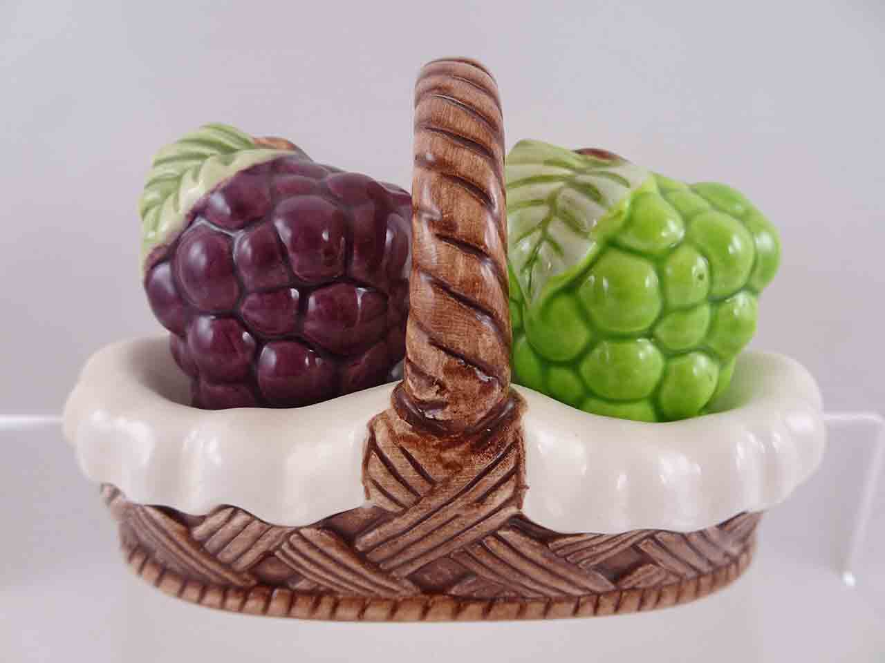 58260 Fruit in ceramic baskets salt and pepper shakers - grapes