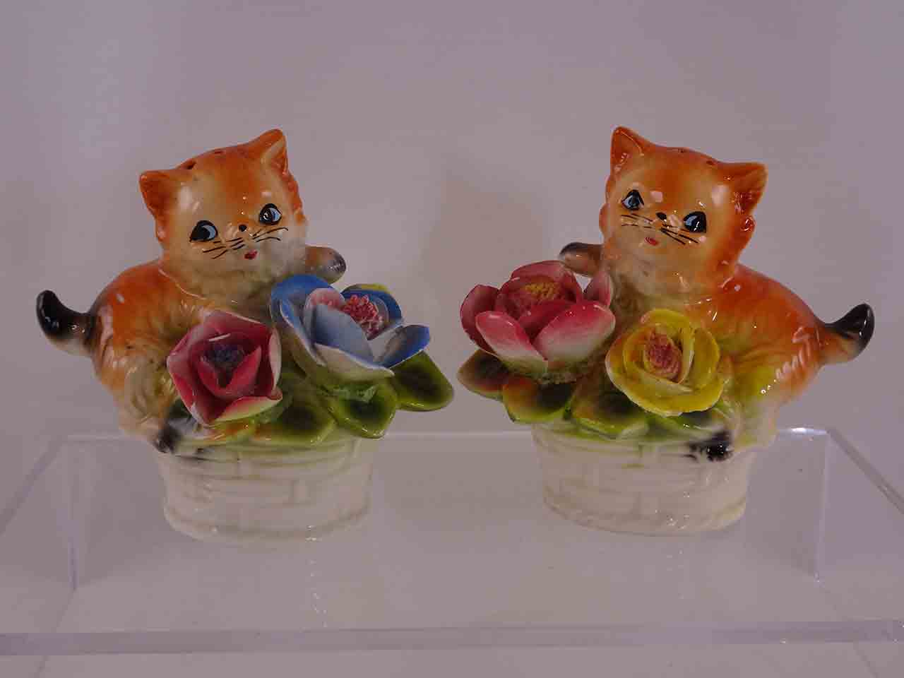 60499 Animals in flower baskets salt and pepper shakers - cats