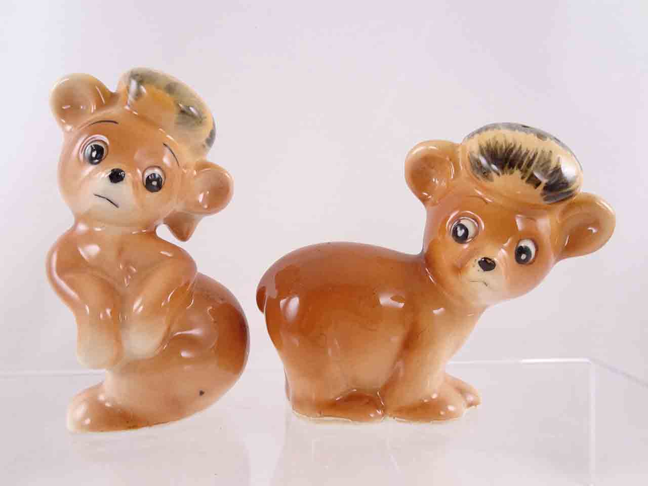 61051 Bears wearing Davy Crockett-like coonskin / raccoon hats salt and pepper shakers