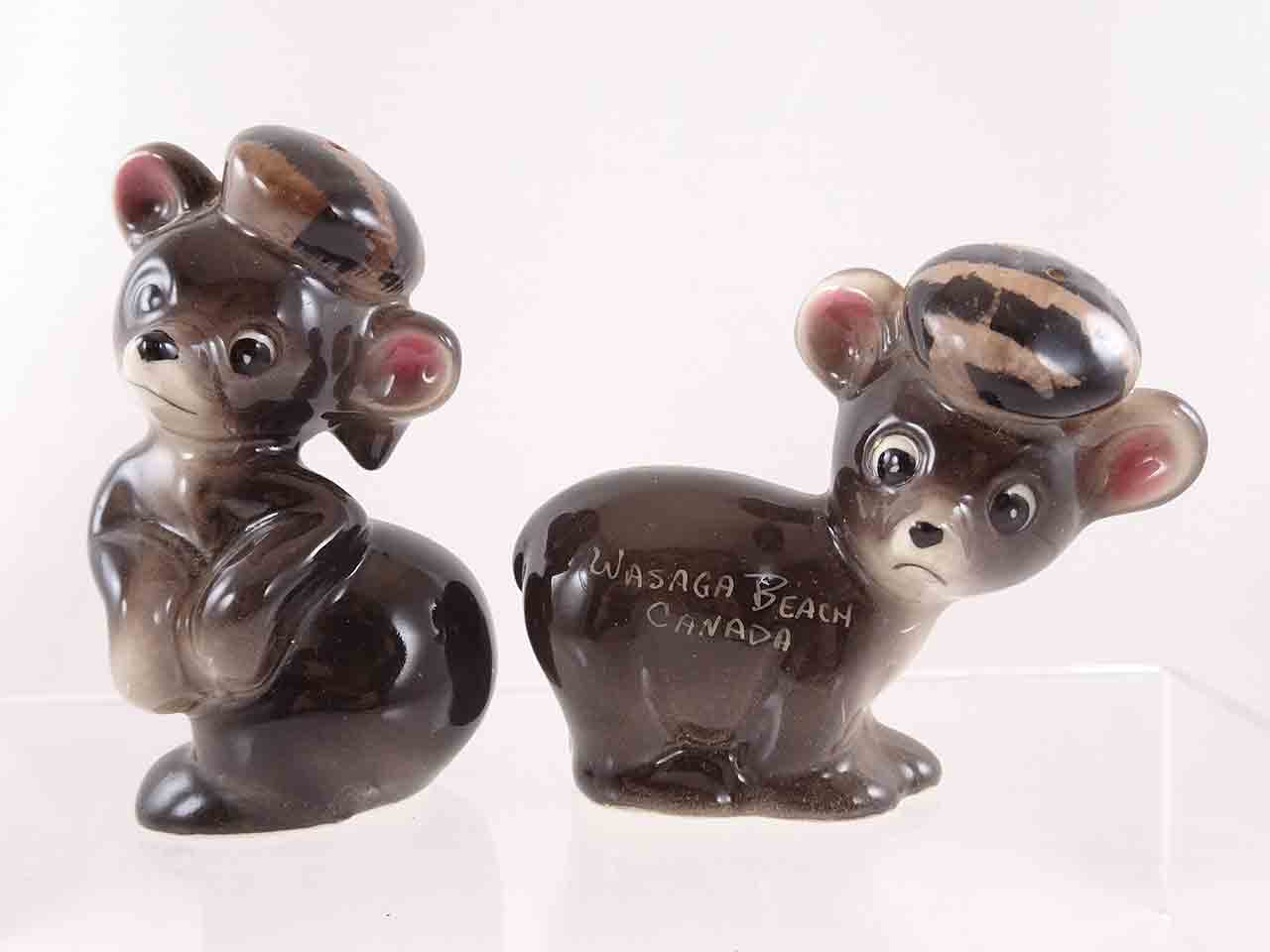 61052 Bears wearing Davy Crockett-like coonskin / raccoon hats salt and pepper shakers