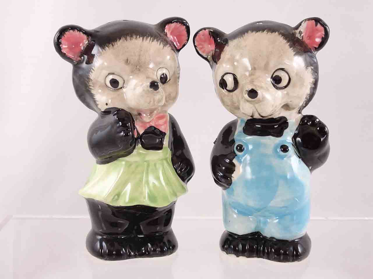 61088 Bear in overalls with female salt and pepper shakers