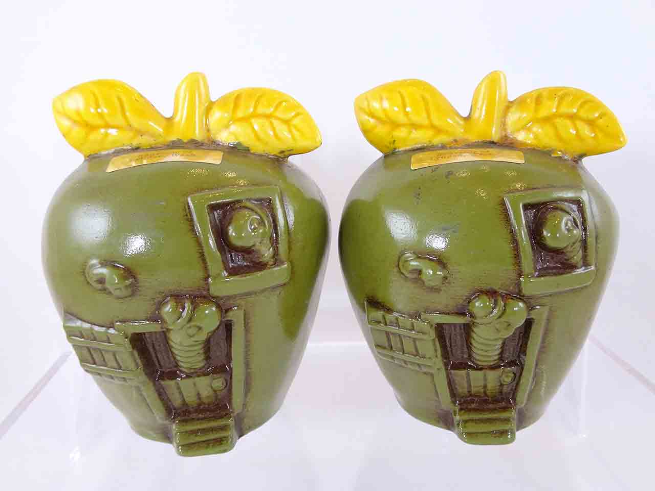 61985 Twin Winton apples salt and pepper shakers