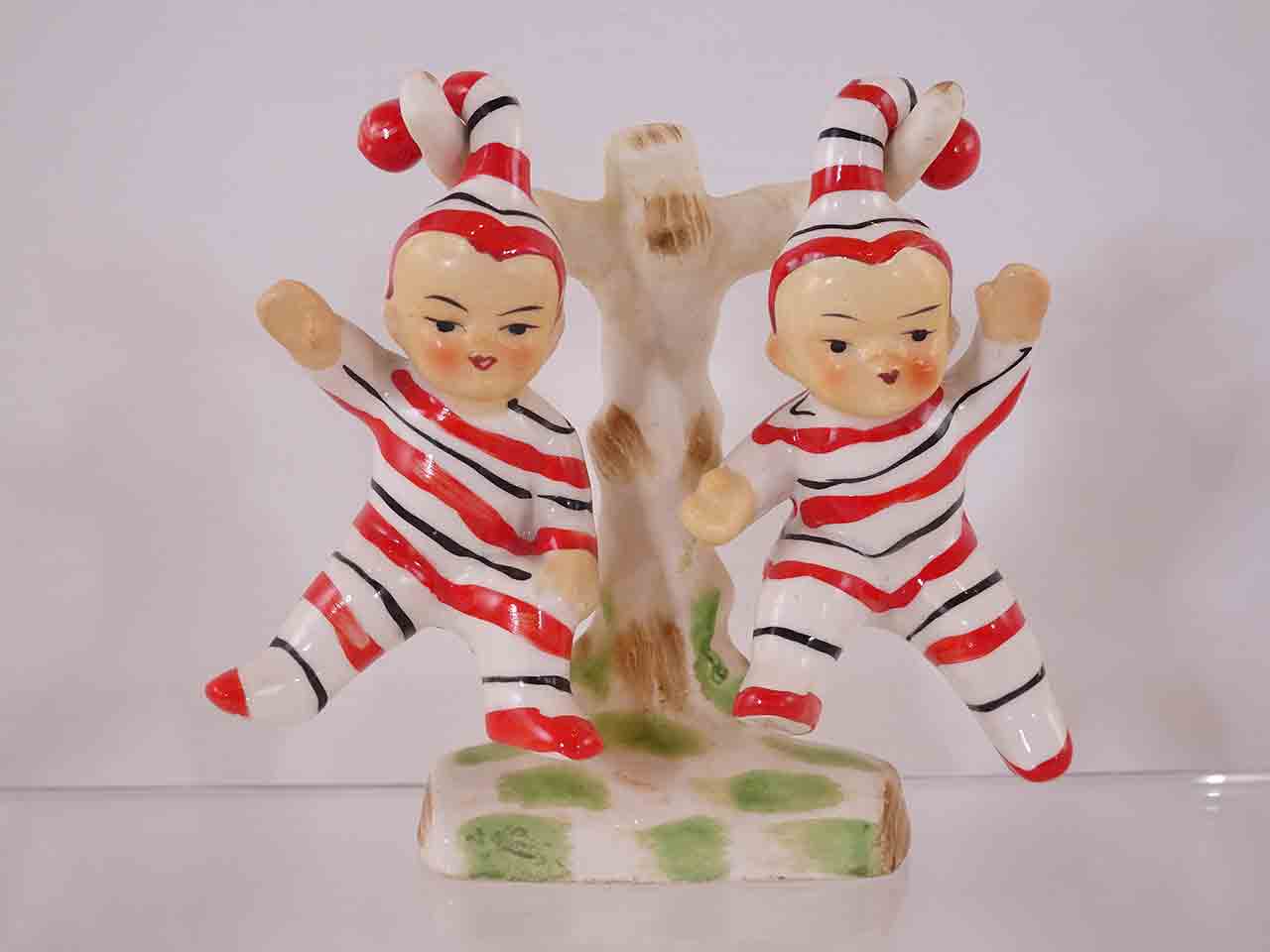 62401 Babies hanging in pajamas salt and pepper shakers