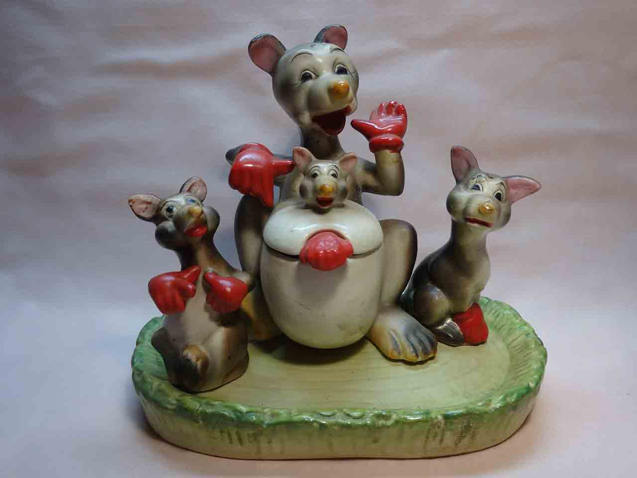 8318 Kangaroo family with red gloves condiment salt and pepper shakers