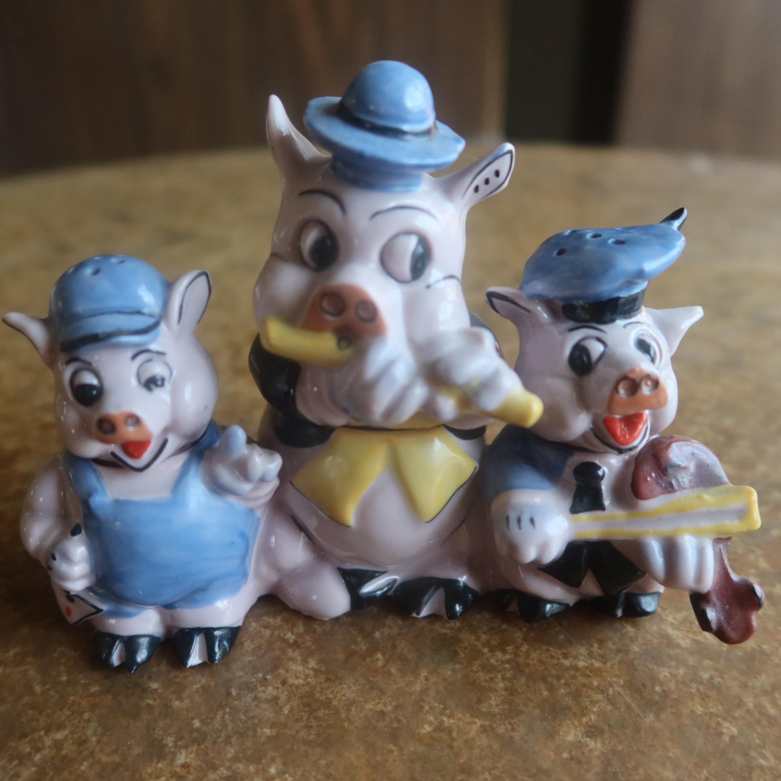 Featured_Shakers_Three_Little_Pigs Germany The Three Little Pigs salt and pepper shakers