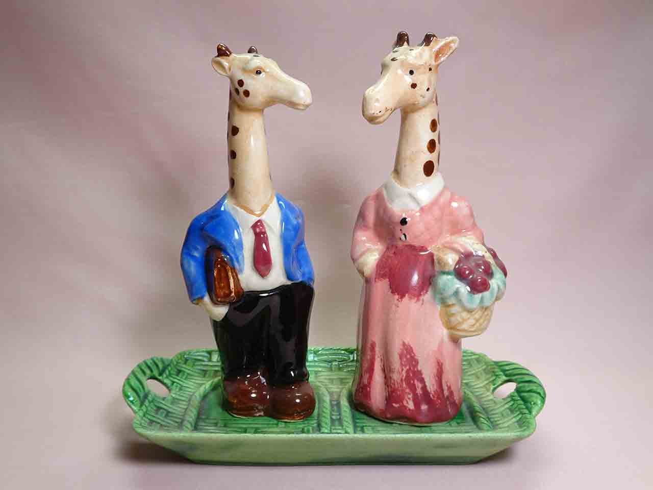 40529 Dressed animal couples on green trays salt and pepper shakers - giraffes