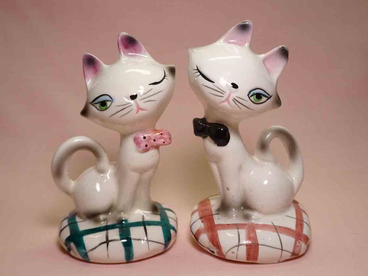 40619 Japan Cats on Pillows and Wearing Ribbons or Bows salt and pepper shakers