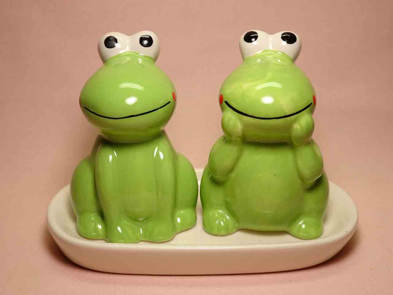 41805 Frogs salt and pepper shakers