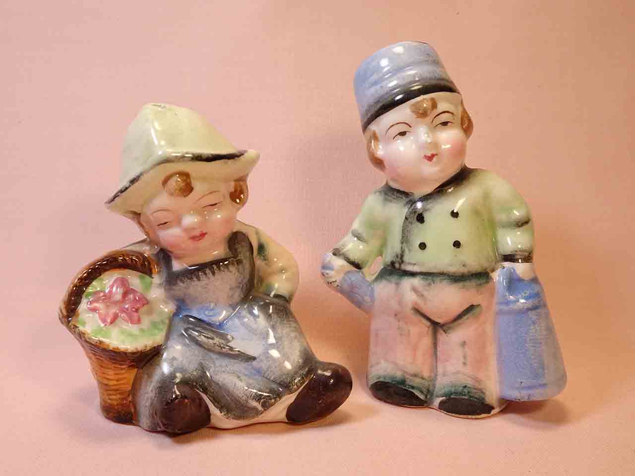 43397 Holland Dutch couple salt and pepper shakers