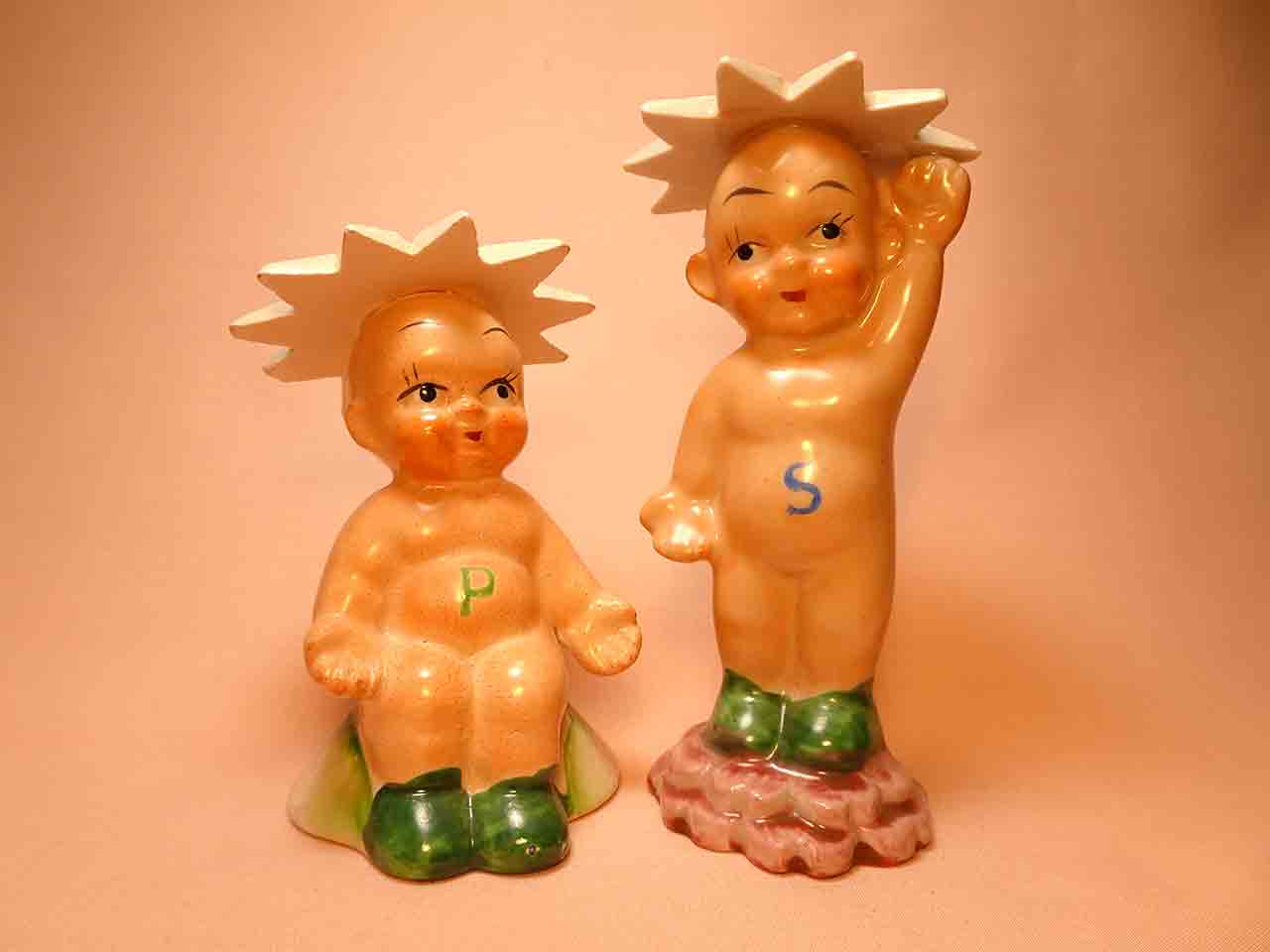 43515 Babies wearing flower hats salt and pepper shakers series