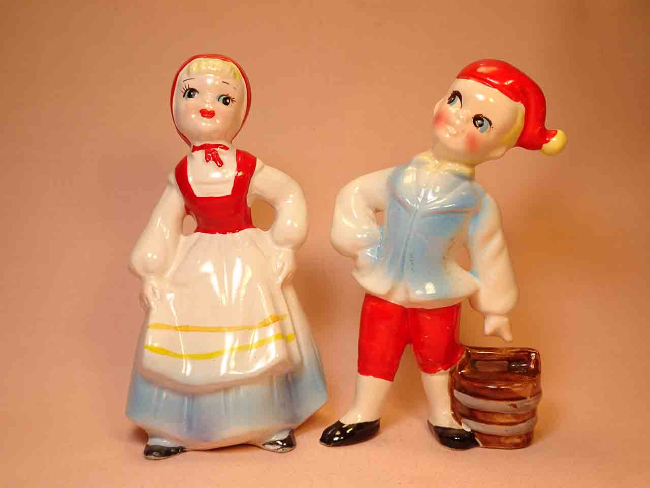 43619 Kreiss Switzerland couple salt and pepper shakers