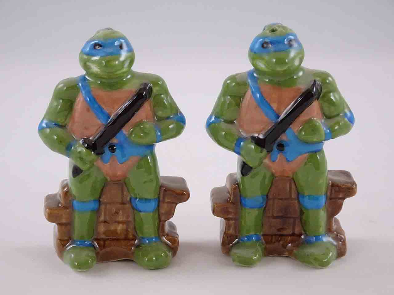 45091 TNMT Leonardo salt and pepper shakers