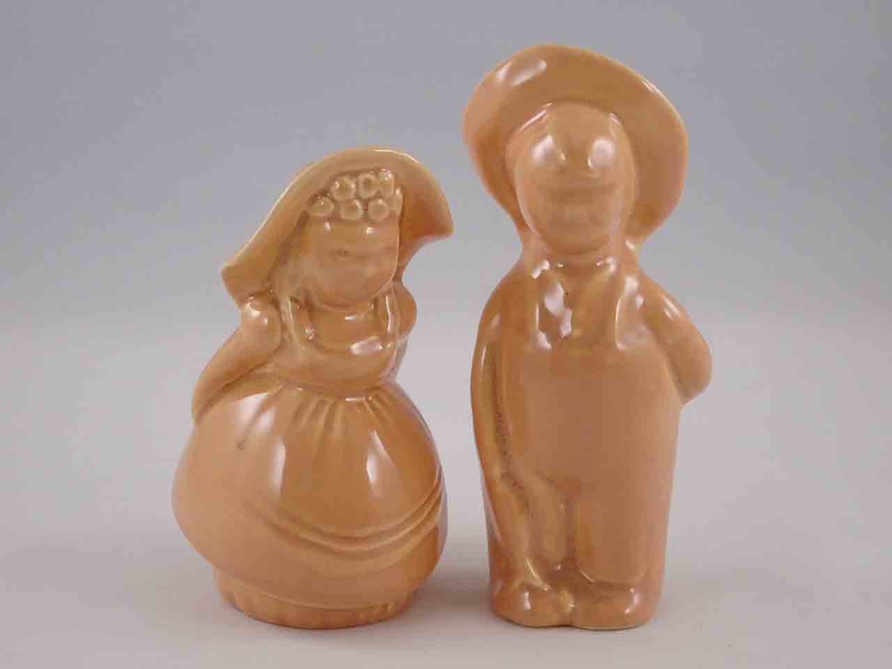45793 Pacific farmer & wife salt and pepper shakers
