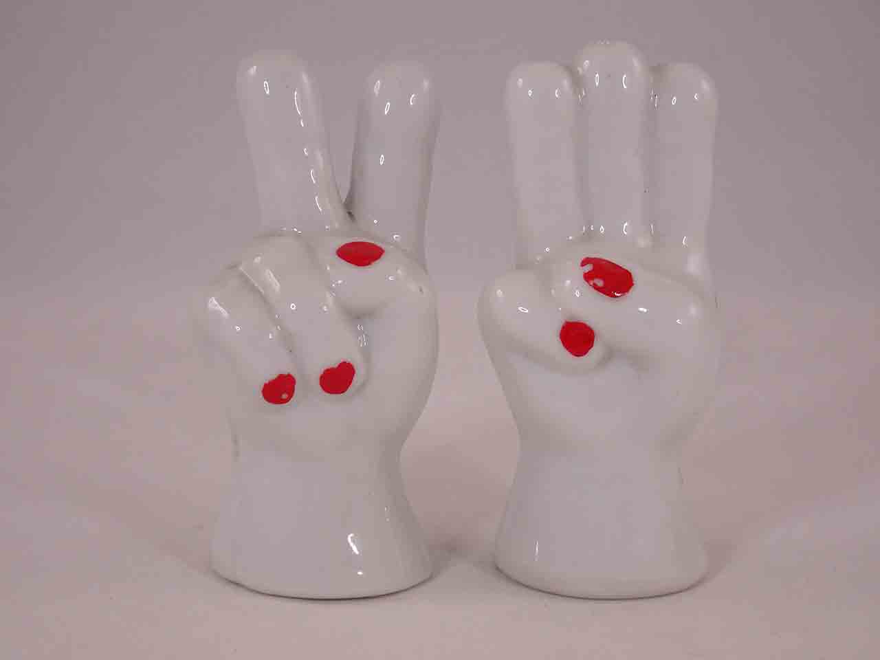 46581 Hand salt and pepper shakers