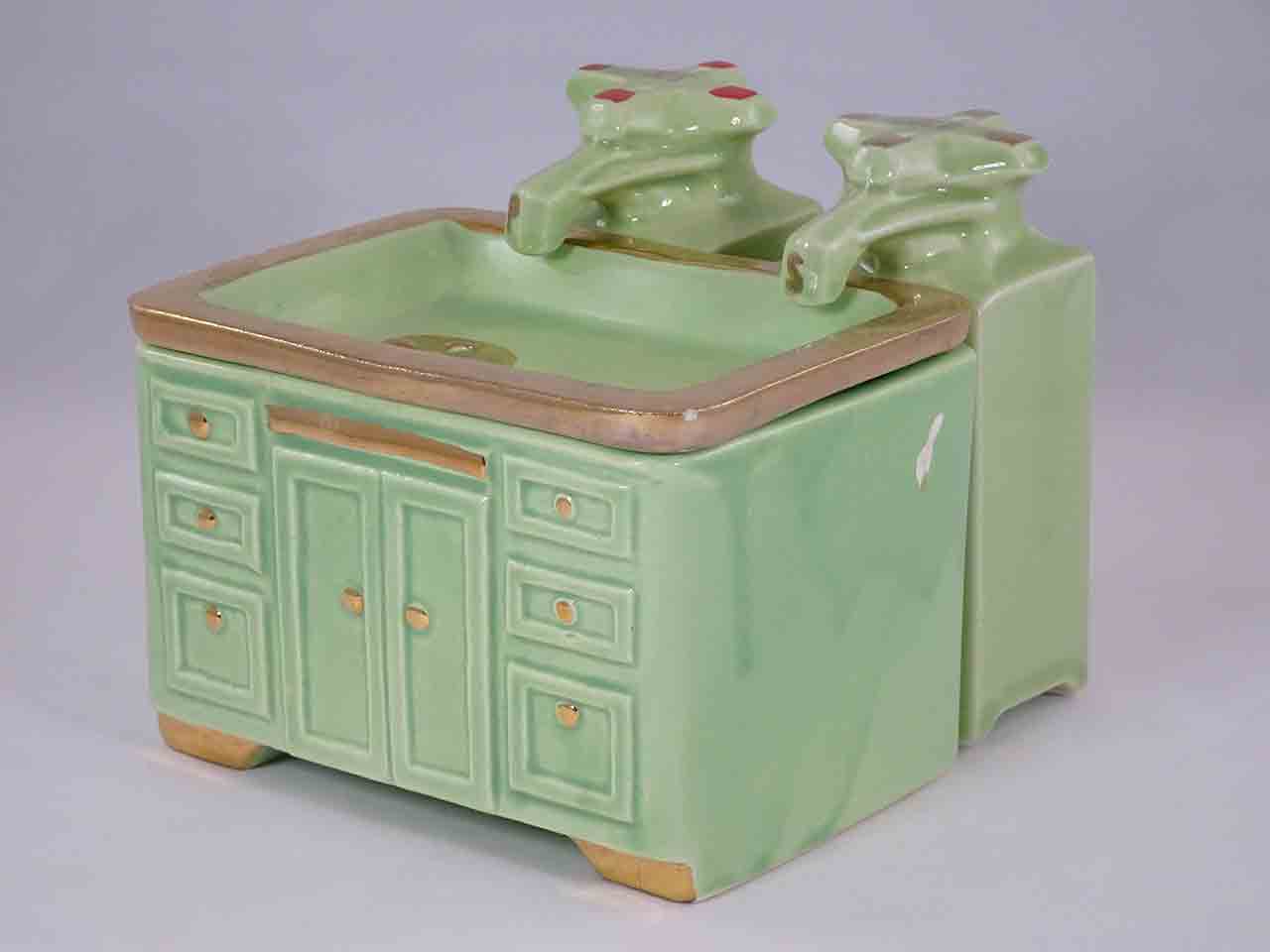 46618 Sink with faucets condiment salt and pepper shakers
