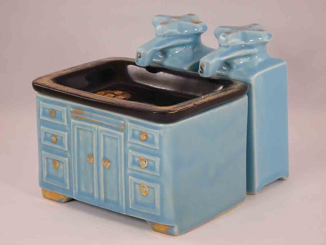 46620 Sink with faucets condiment salt and pepper shakers