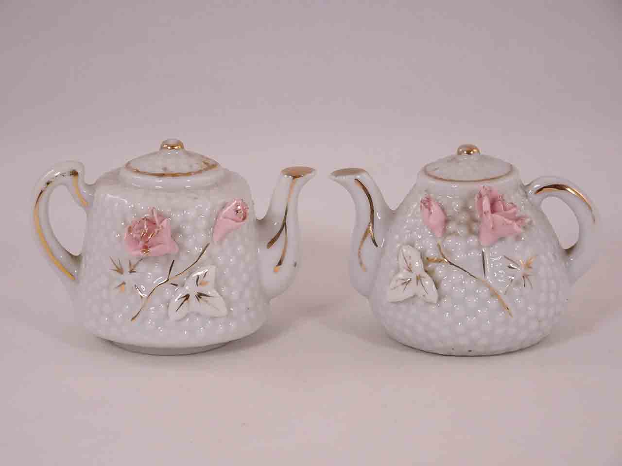46907 Teapots salt and pepper shakers