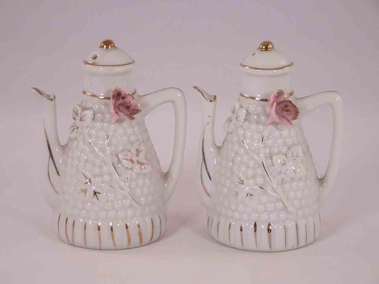 46910 Teapots salt and pepper shakers