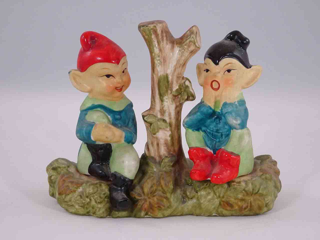 47920 Elves salt and pepper shakers