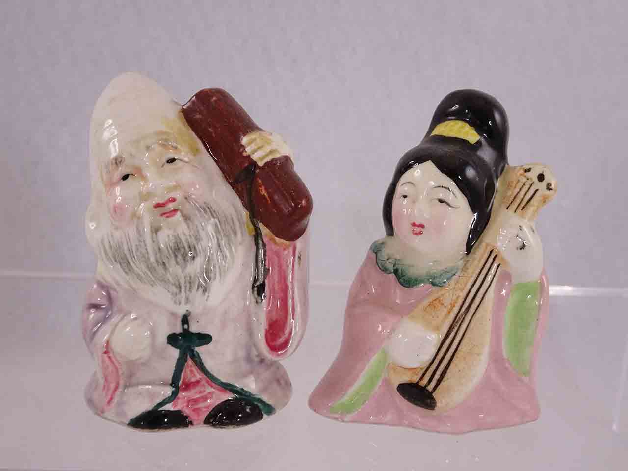 52799 Little Asian people salt and pepper shakers