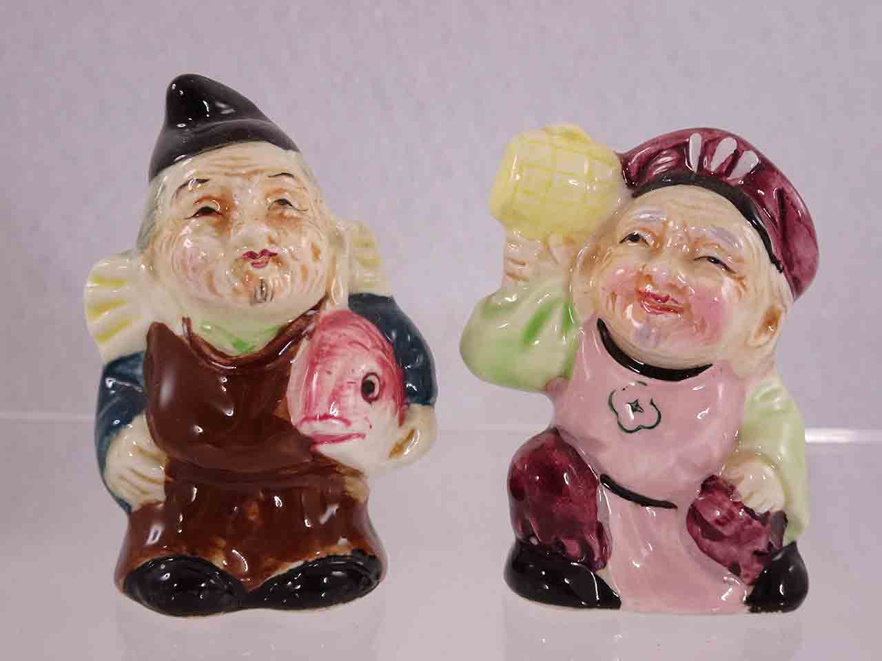 52802 Little Asian people salt and pepper shakers