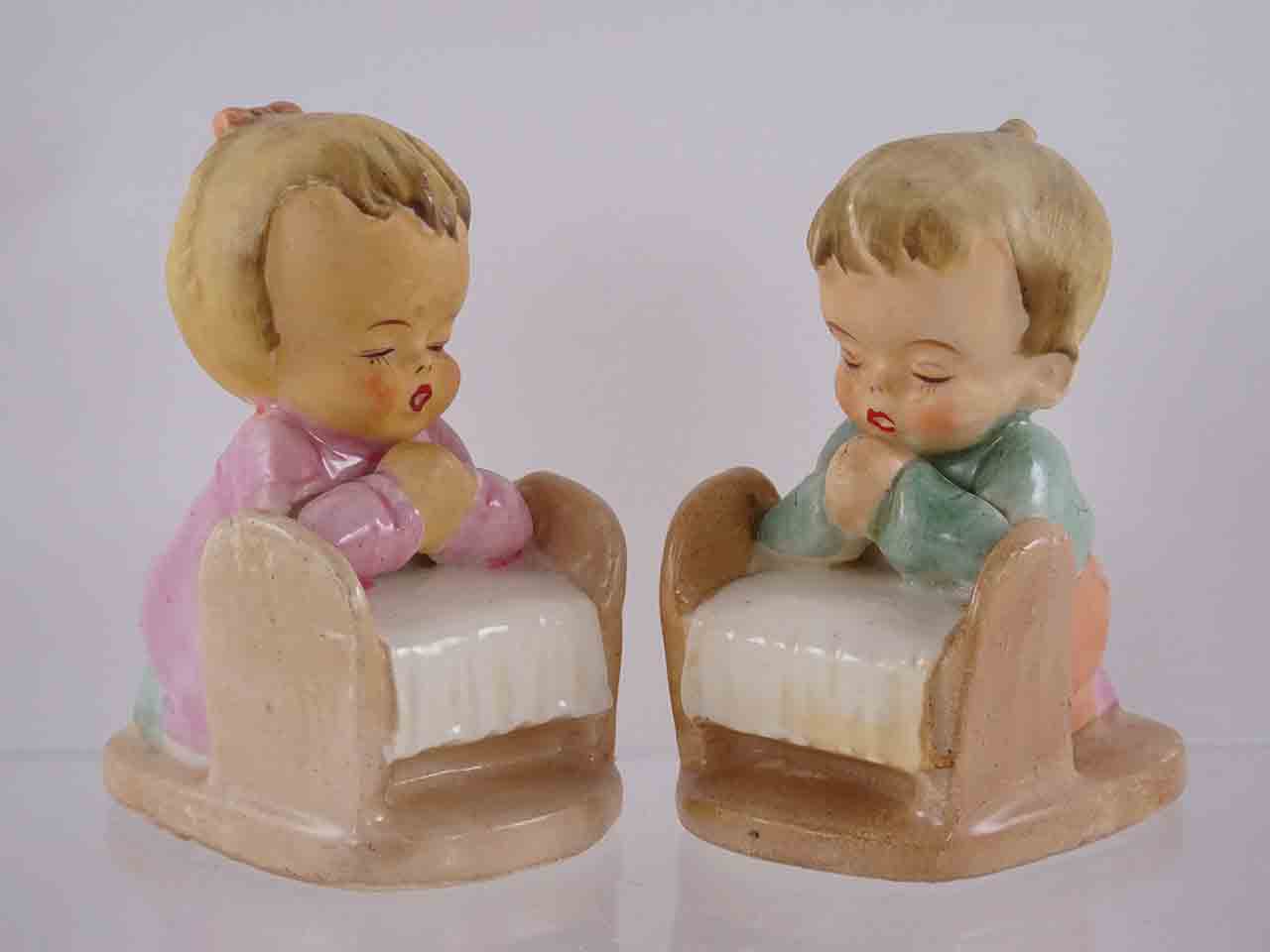 53447 Children praying at bedsides salt and pepper shakers