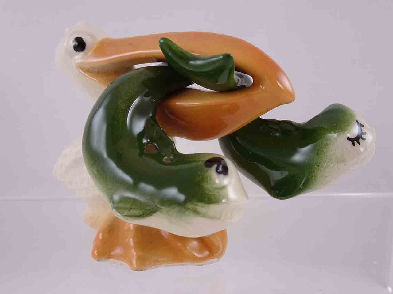 55889 Pelican holding fish from mouth salt and pepper shakers