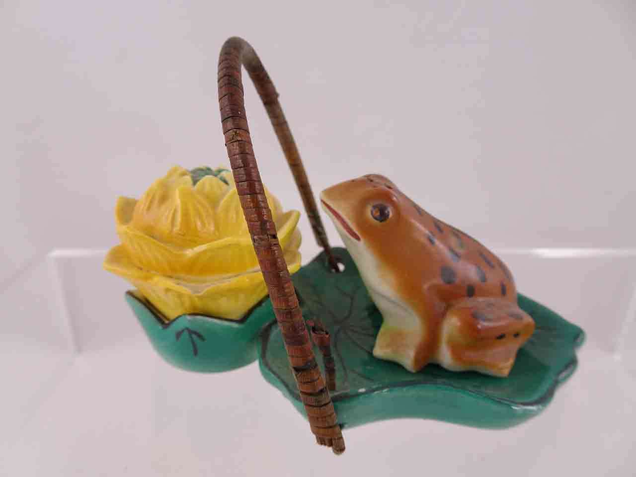 55920 Frog with flower on lily pad with wicker handle salt and pepper shakers