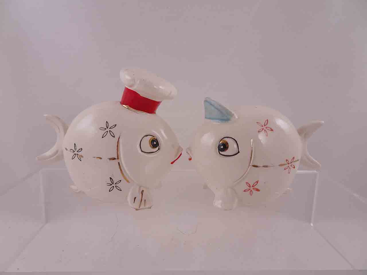 57047 Sonsco Japan anthropomorphic fish wearing hats salt and pepper shakers