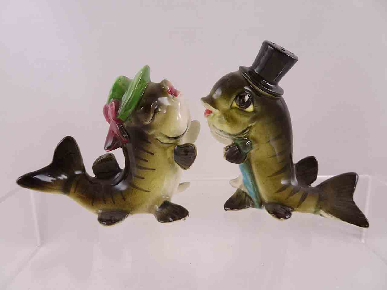57128 Japan slender fish couple wearing hats salt and pepper shakers