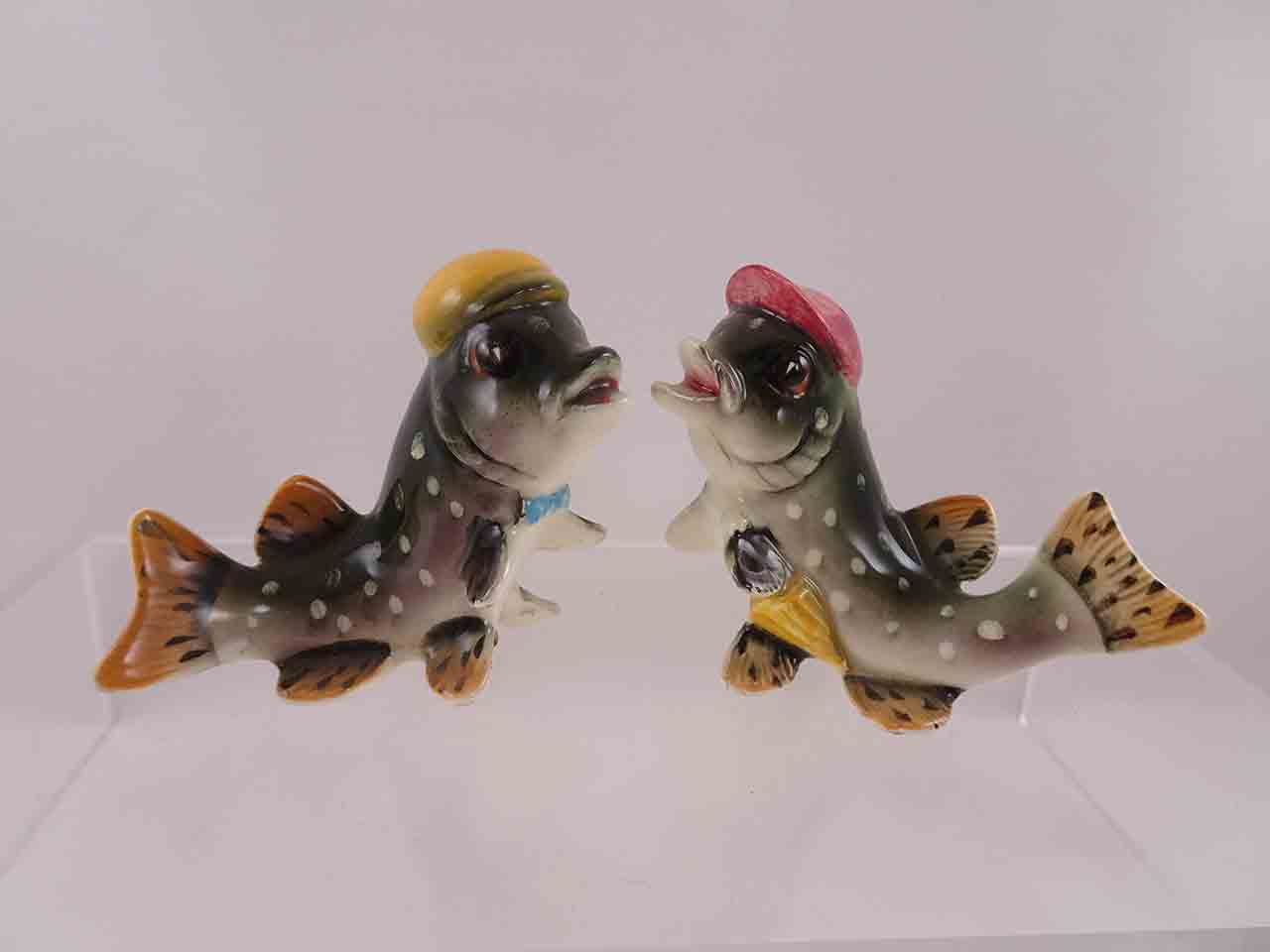 57131 Japan slender fish couple wearing hats salt and pepper shakers