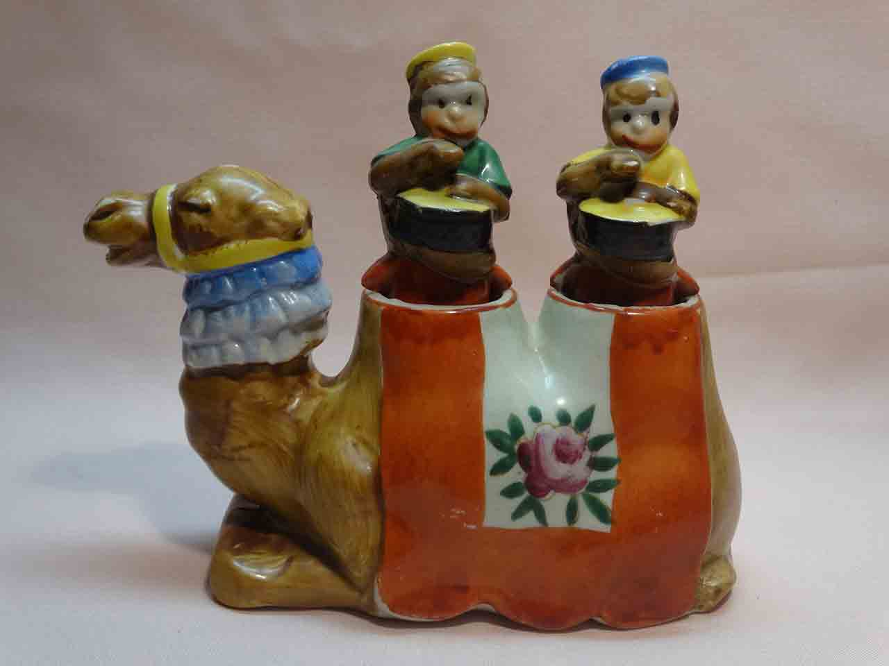 27951 Camel nodder with monkeys as salt and pepper shakers