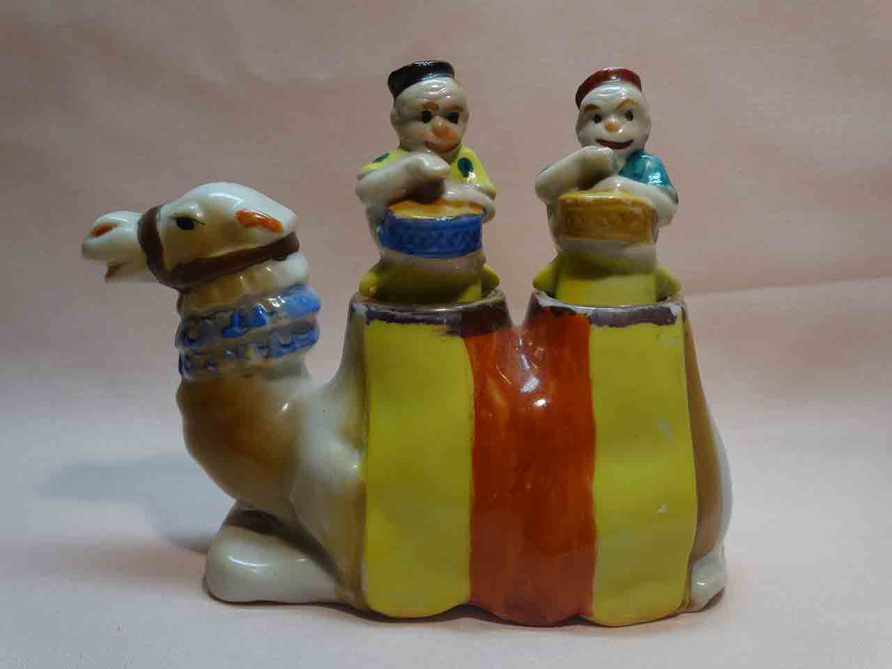 27952 Camel nodder with monkeys as salt and pepper shakers