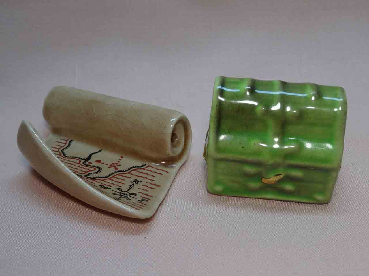 28376 Arcadia Miniature pirate treasure map and chest salt and pepper shakers