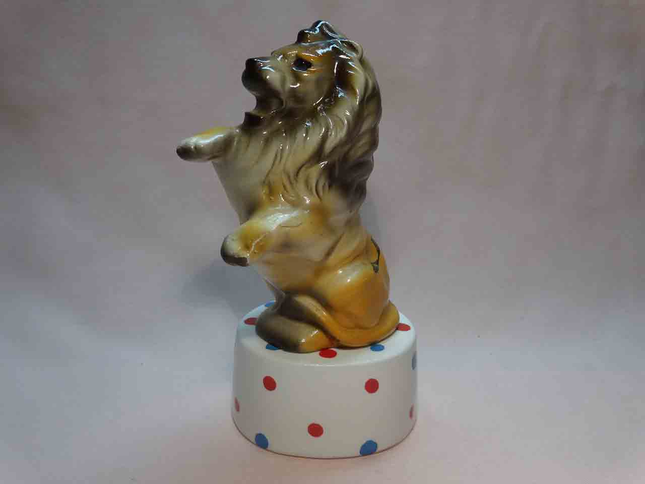 29109 Circus animal on pedestal salt and pepper shakers - lion