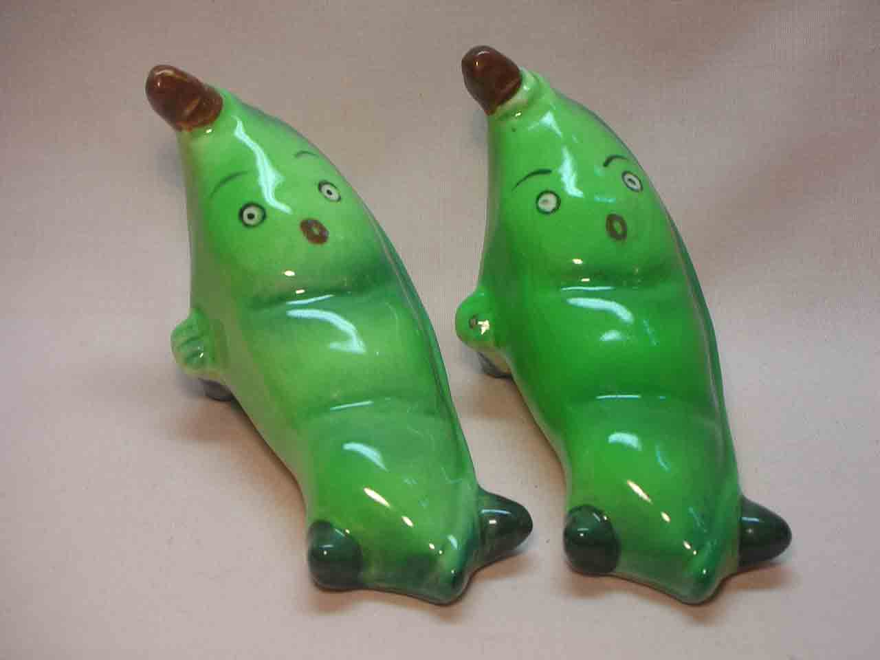 1146 Teenie Weenie series of anthropomorphic mixed vegetables and fruit salt and pepper shakers - pea pods