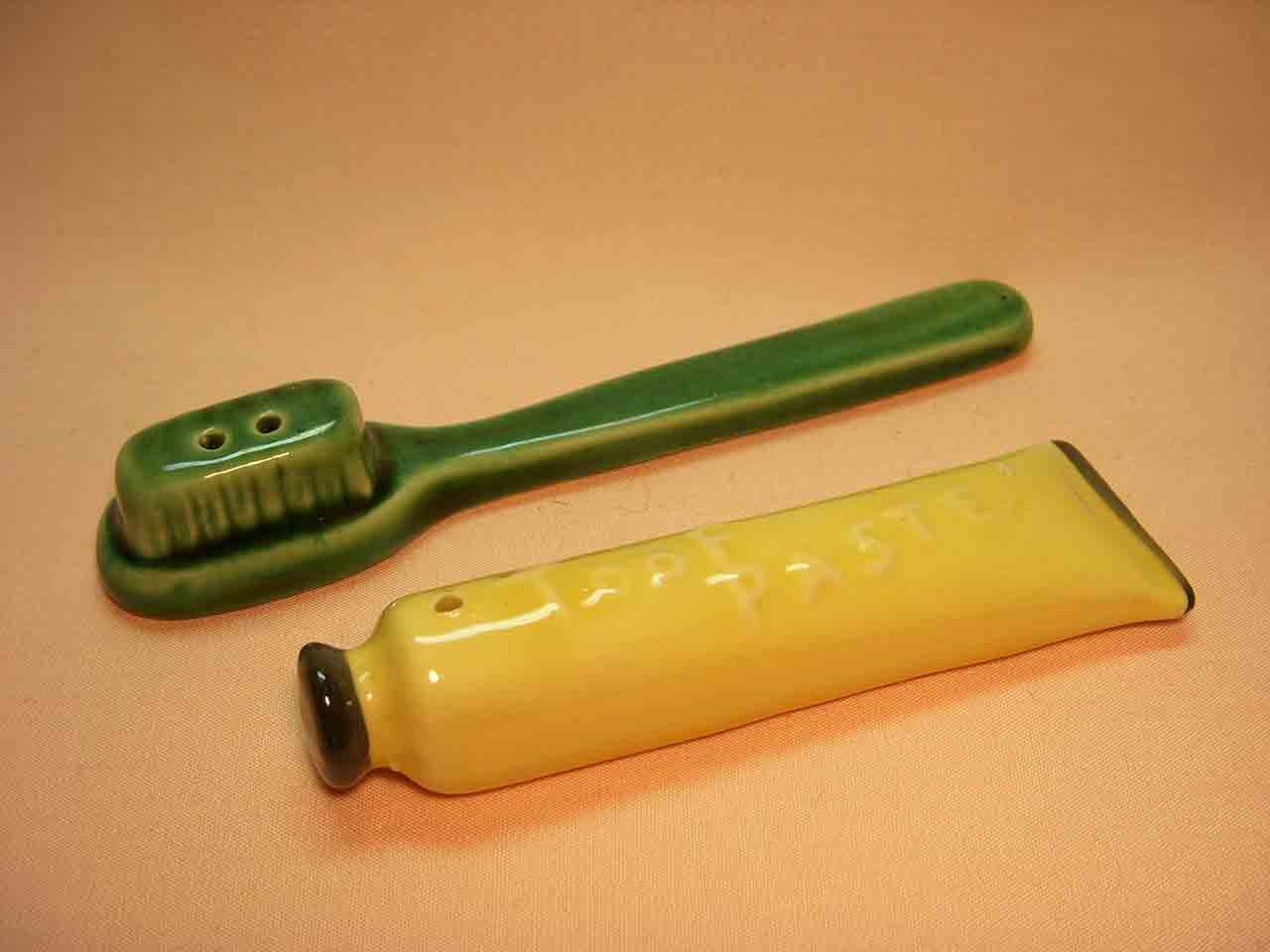 3011 Go with toothbrush and toothpaste salt and pepper shakers