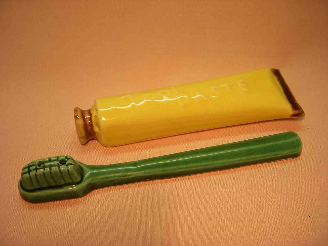3245 Go with toothbrush and toothpaste salt and pepper shakers
