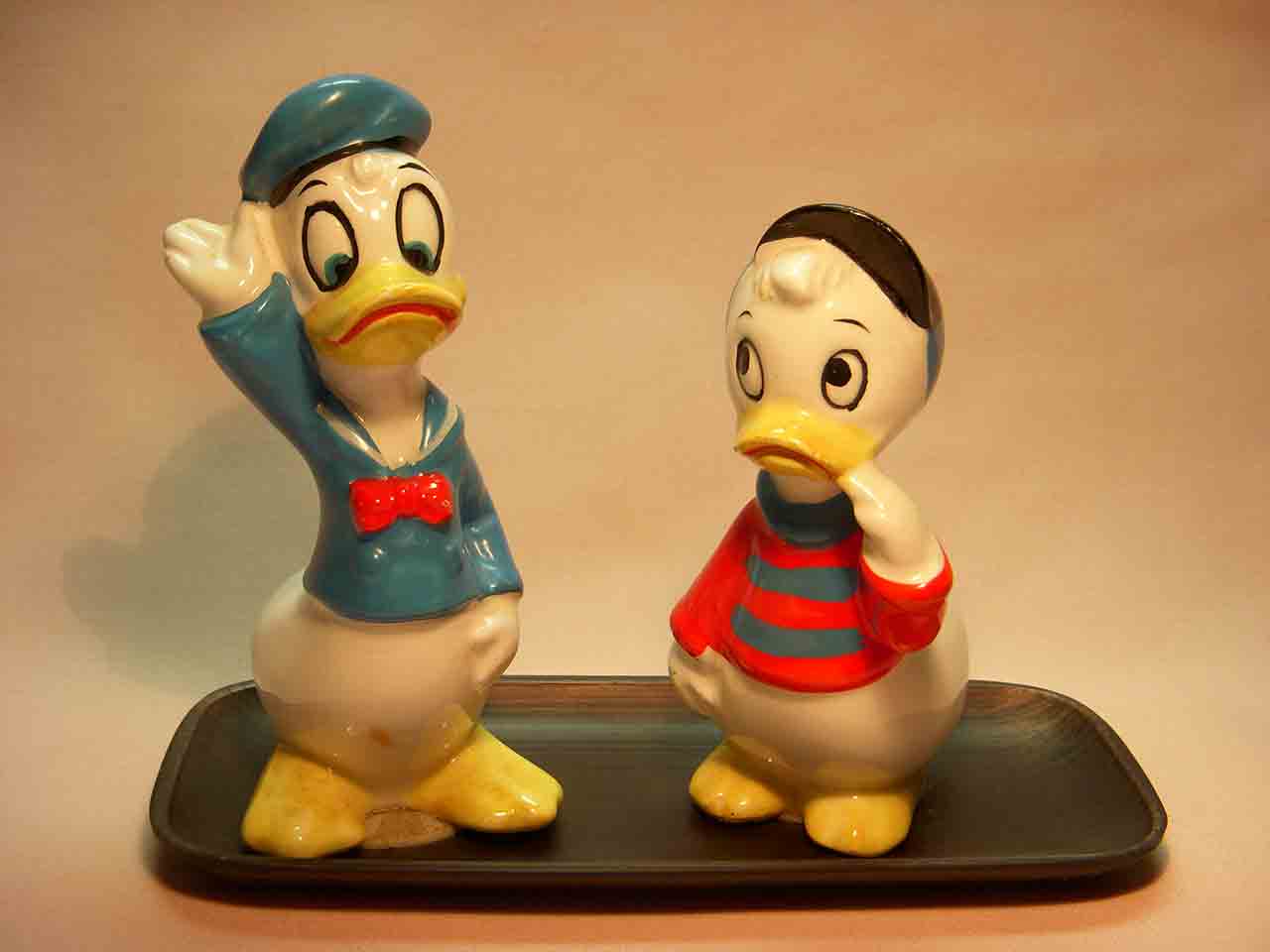 3745 Vintage Enesco series of Walt Disney characters on trays - Donald Duck and his nephew
