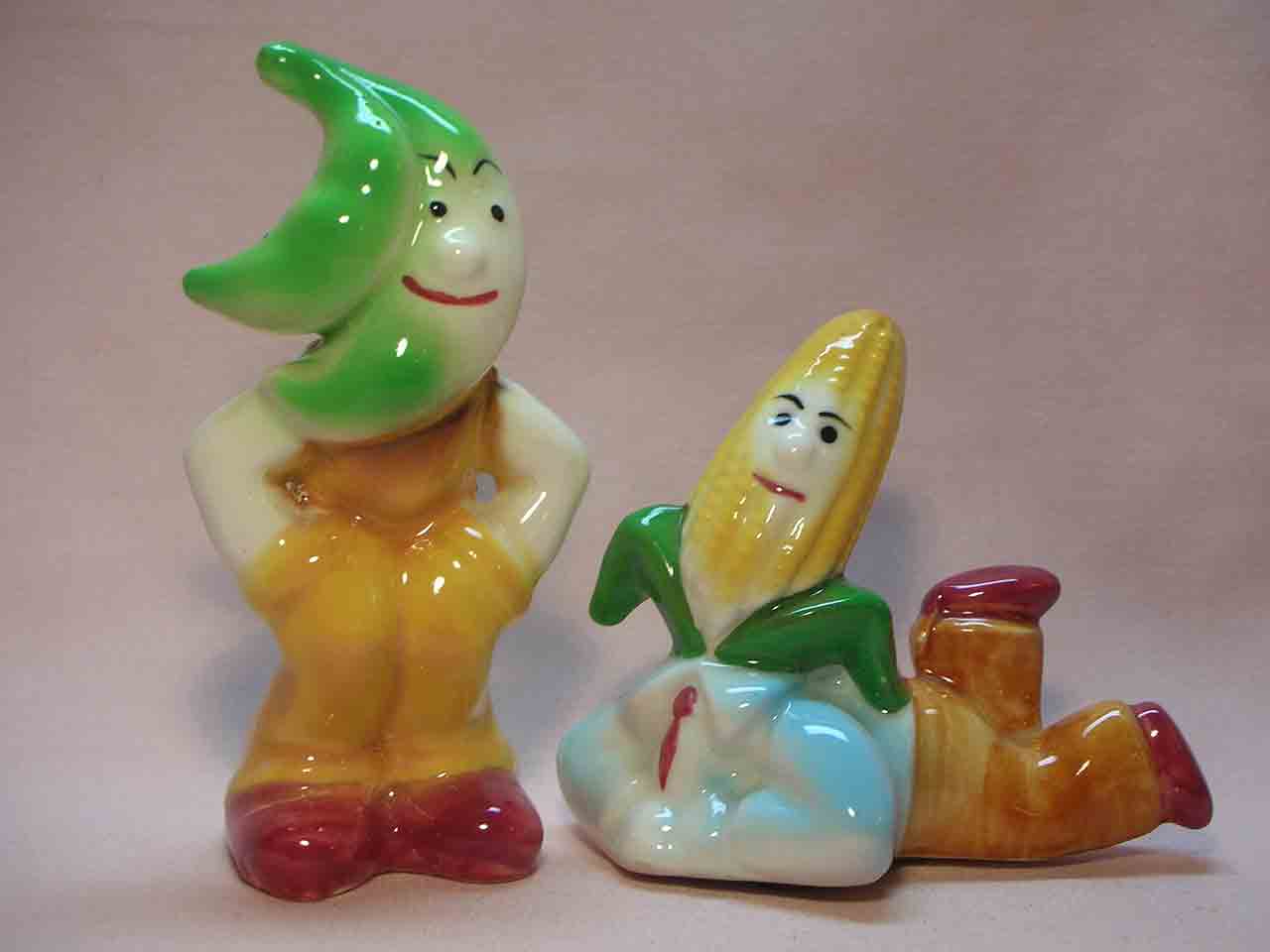 870 Posing Pairs series of anthropomorphic pea pods and corn salt and pepper shakers