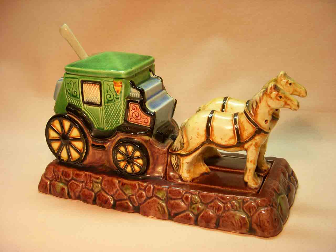 5914 Marutomoware horse and carriage condiment salt and pepper shakers