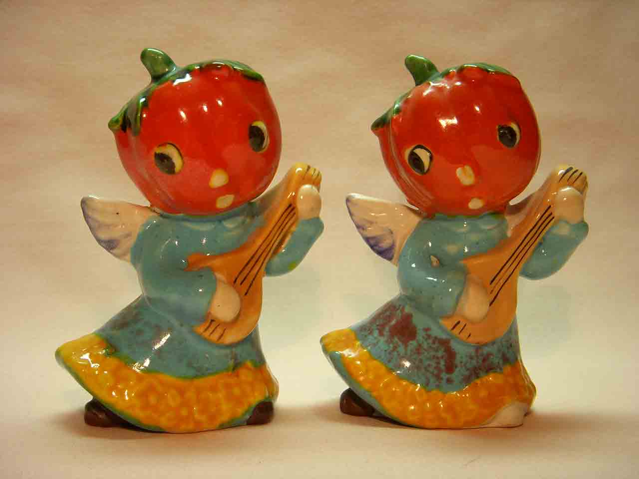 6214 Anthropomorphic tomatoes playing mandolin - Heavenly Music series - salt and pepper shakers